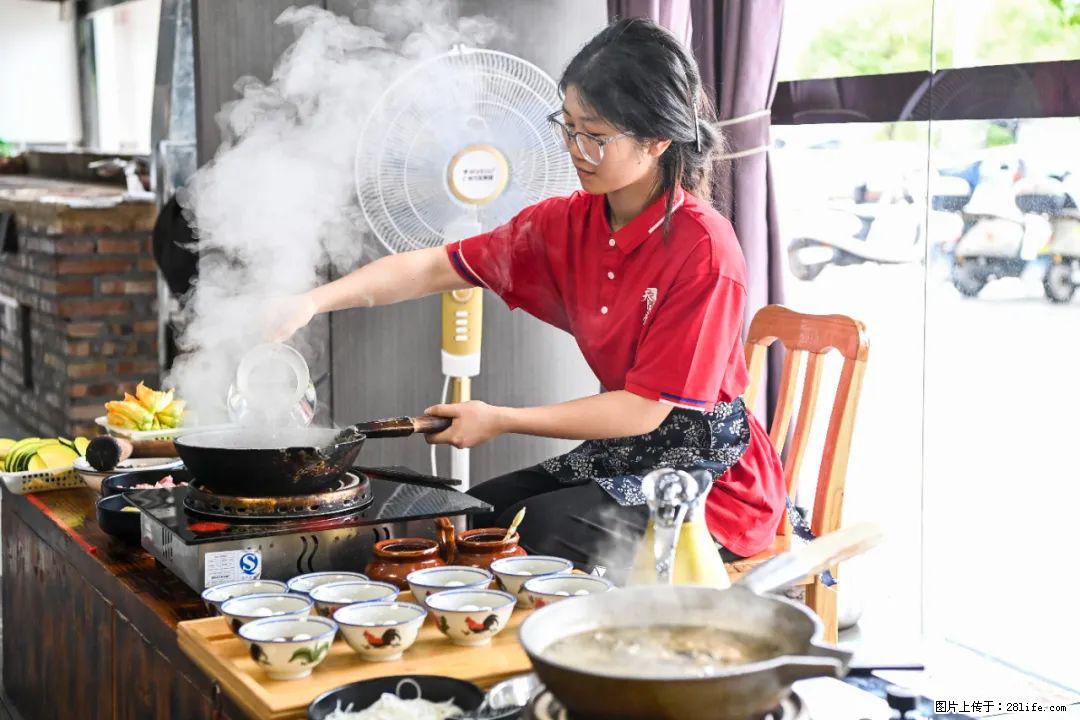 全网追的“扁担女孩”，找了一份暑假工，时薪12元 - 揭阳生活资讯 - 揭阳28生活网 jy.28life.net